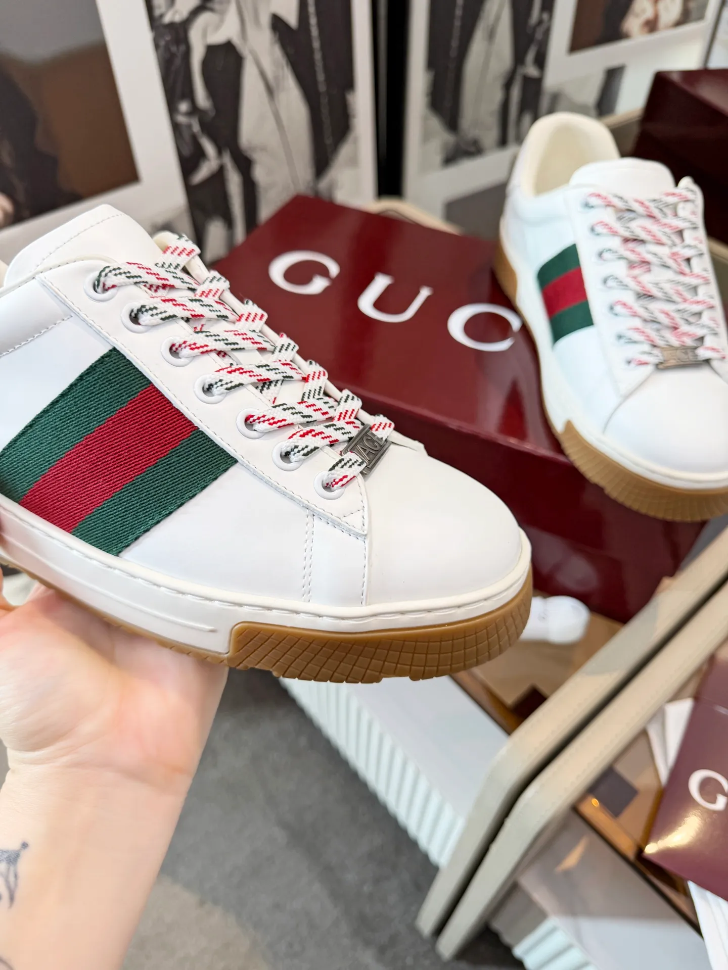 [G Home] P: 580💰 Men's model, Sizs: 39-44 (customized at 45) GUCCI classic design, casual elements, catwalk model. This pair of top-quality GUCCI shoes, with pure white as the main tone, shows elegance. The iconic red and green webbing embellishment instantly demonstrates the brand's charm and trendy attitude without the need for too many words. The upper material is delicate and feels comfortable, making every step feel like walking on the clouds. Exquisite details, such as shiny decorations and unique metal buckles on the shoes, add highlights to the overall look, giving off a unique brilliance inadvertently. Whether paired with casual jeans for a casual look or paired with a simple dress for a gentle and romantic look, it can be easily worn and becomes a versatile item in your wardrobe. Choose it and embark on a journey that combines style and comfort, making every trip a fashion show.